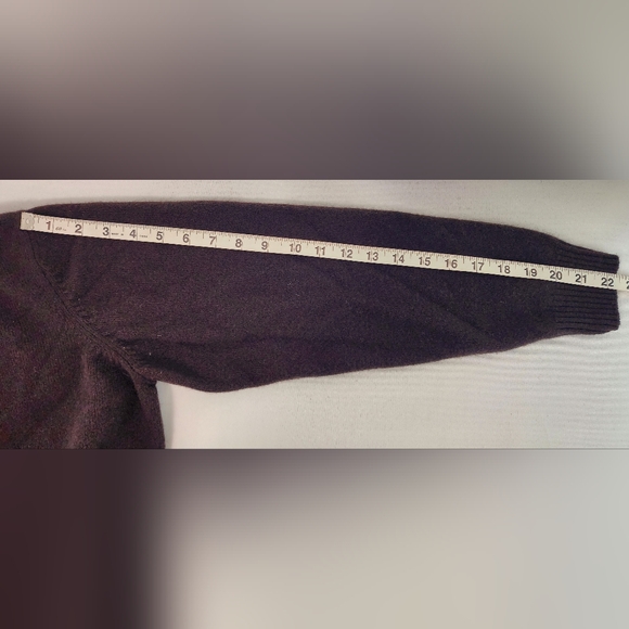 2 Uniqlo Lambswool v-neck sweaters - Picture 8 of 16